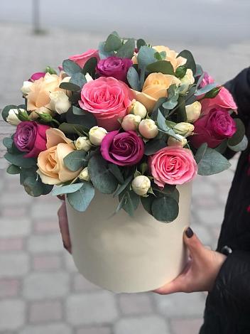 Цветочная композиция из Розы в шляпной коробке в Суражи