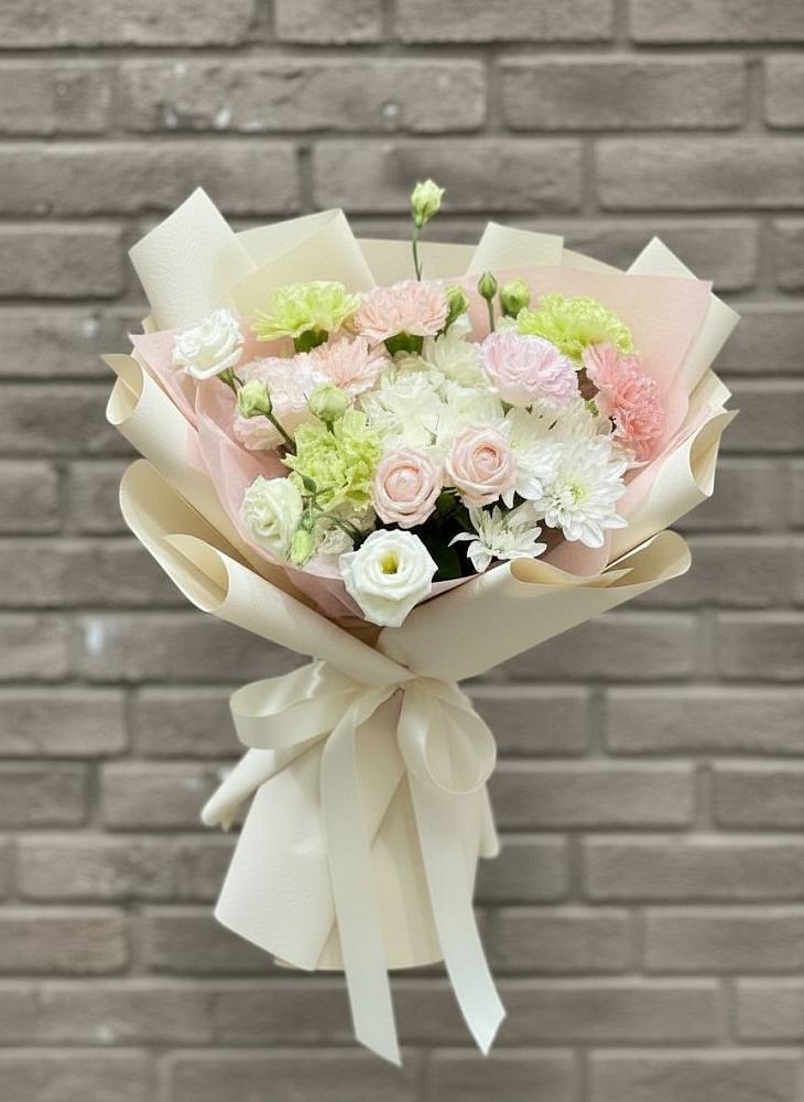 Букет цветов из: Гвоздики, Розы, Лизиантусы и Хризантемы в Суражи