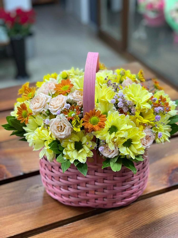 Цветочная композиция из Хризантемы и Розы в корзине в Суражи