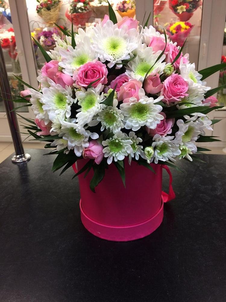 Цветочная композиция из Розы и Хризантемы в шляпной коробке в Суражи