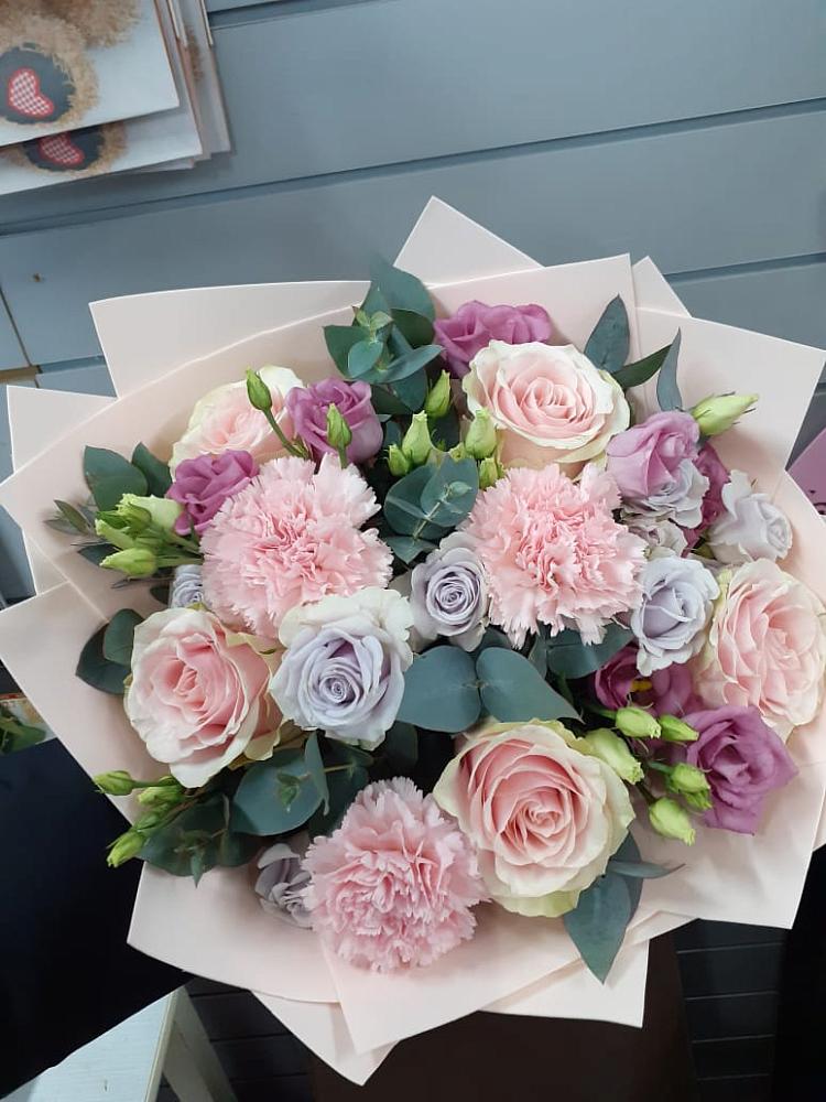 Букет цветов из: Розы, Гвоздики и Лизиантусы в Суражи