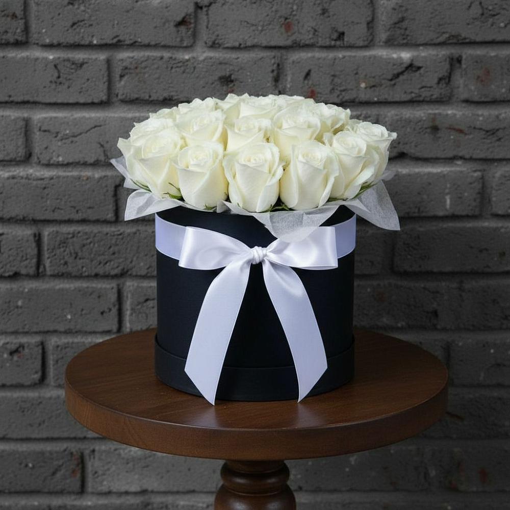 Цветочная композиция из Розы в шляпной коробке в Суражи