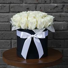 Цветочная композиция из Розы в шляпной коробке в Суражи